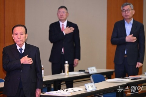 정기주총서 국민의례하는 김규영 효성그룹 대표 外 임원들