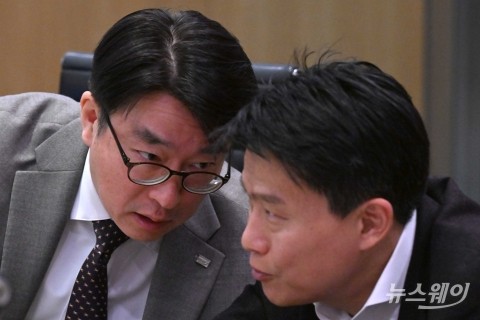 관계자와 대화 나누는 손수진 미래에셋자산운용 ETF연금마케팅부문 대표