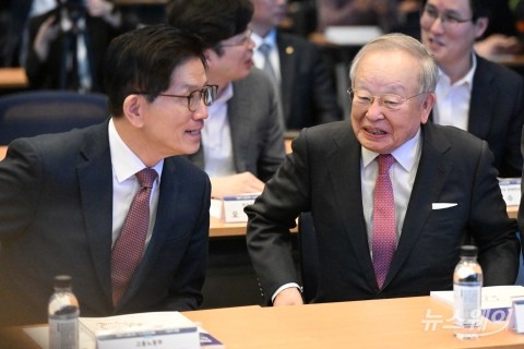미소짓는 김문수 노동부 장관과 손경식 경총 회장
