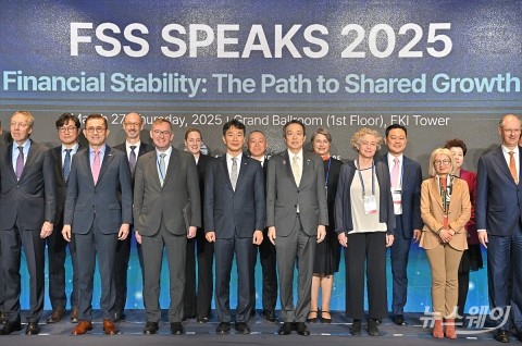'FSS SPEAKS 2025' 기념촬영하는 내빈들