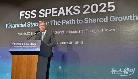 축사하는 콜린 크룩스 주한영국대사