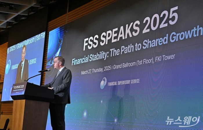 콜린 크룩스 주한영국대사가 27일 서울 여의도 한국경제인협회(FKI)에서 열린 '금융감독원(FSS) SPEAKS 2025'에서 축사를 하고있다. 사진=이수길 기자 Leo2004@newsway.co.kr