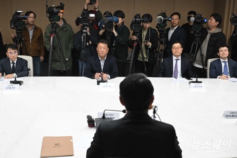 안덕근 장관 모두발언 경청하는 최준영·신승규·김주홍·방제욱·진종욱·최장돈·김주홍
