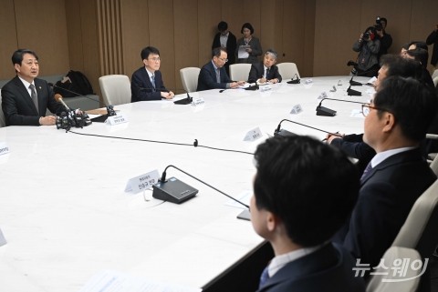 트럼프 '車 25% 관세' 예고에 한자리 모인 산업부·완성차 업계·자동차 협회