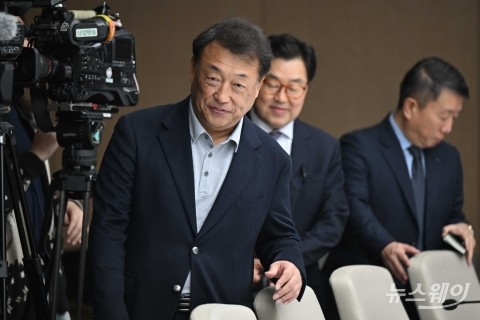 '美 자동차 관세부과' 긴급대책회의 들어서는 최준영 기아 사장