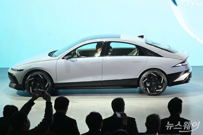 현대자동차가 3일 오전 경기 고양시 킨텍스 제1전시장에서 열린 2025서울모빌리티쇼 프레스데이에서 수소전기차 넥쏘의 완전변경 모델인 '디 올 뉴 넥쏘'를 세계 최초로 공개하고 있다. 사진=강민석 기자 kms@newsway.co.kr