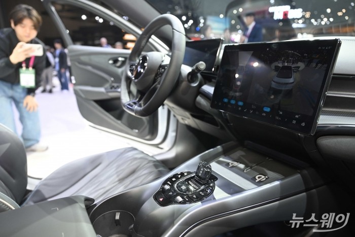 비와이디가 3일 오전 경기 고양시 킨텍스 제1전시장에서 열린 2025서울모빌리티쇼 프레스데이에서 자사의 두 번째 승용 모델인 'BYD SEAL (씰)'을 공개하고 있다. 사진=강민석 기자 kms@newsway.co.kr