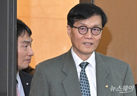 함께 들어서는 이창용 한은총재와 이복현 금감원장