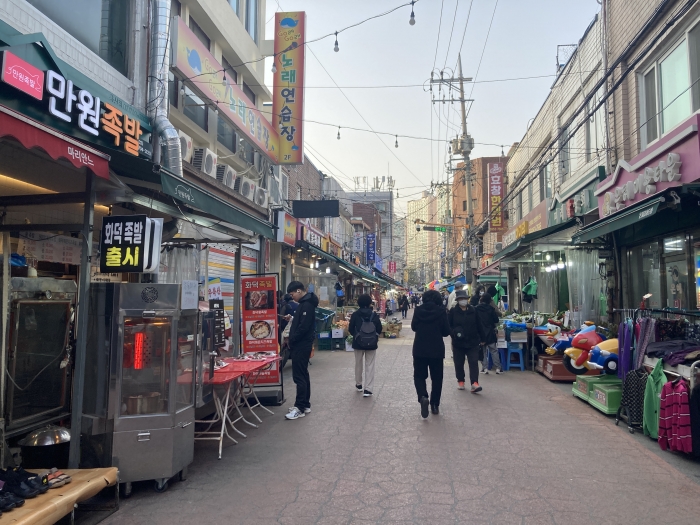 용산구 용문동 용문시장에 사람들이 장을 보고 있다. 사진=김제영 기자