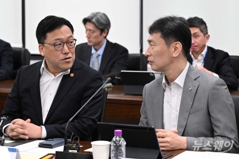 떠나는 이복현 남긴 것···&quot;밸류업 긍정적·금융당국 엇박자 혼선 키웠다&quot;