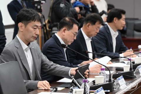 자료 살펴보는 이복현·임종룡·유재훈