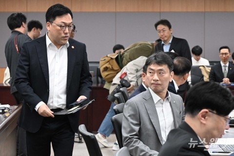 금융상황 점검회의 들어서는 김병환·이복현·5대 금융지주회장들