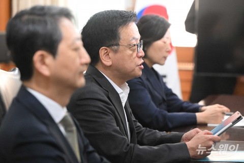 최상목 부총리, 美 증시 폭락에 "필요하다면 시장 안정조치 신속히 나설 것"