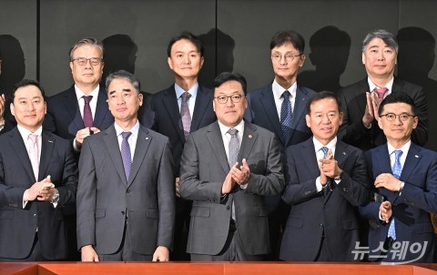 종투사 대표들과 기념촬영하는 김병환 금융위원장