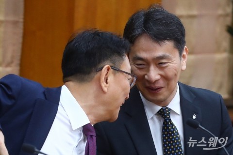 김우석 삼성자산운용 대표와 대화하는 이복현 금감원장