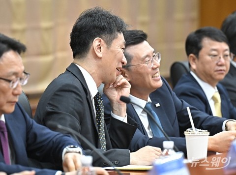 이준용 미래에셋자산운용 대표와 대화하는 이복현 금감원장