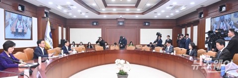 최상목 부총리 &quot;美 상호관세 90일 유예조치···품목별 불확실성 여전&quot;
