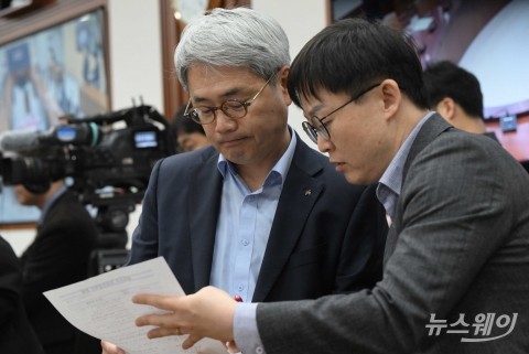 '대외경제장관회의' 자료 살펴 보는 윤희성 수출입은행장