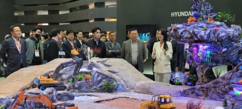 신동빈 회장, 서울모빌리티쇼 참관···첫 부스 차린 롯데관 방문