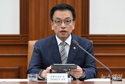 최상목, 美서 화상 F4 주재···&quot;현 경제상황 엄중히 인식&quot;