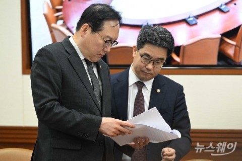자료보며 대화 나누는 정인교 통상교섭본부장·김성섭 중기부 차관
