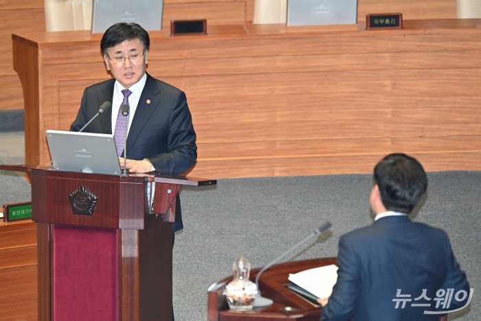 유상임 과학기술정보통신부 장관이 15일 오후 서울 여의도 국회에서 열린 제424회국회(임시회) 제3차 본회의 경제분야 관한 대정부질문에서 서범수 국민의힘 의원의 질의에 답변하고 있다. 사진=강민석 기자 kms@newsway.co.kr