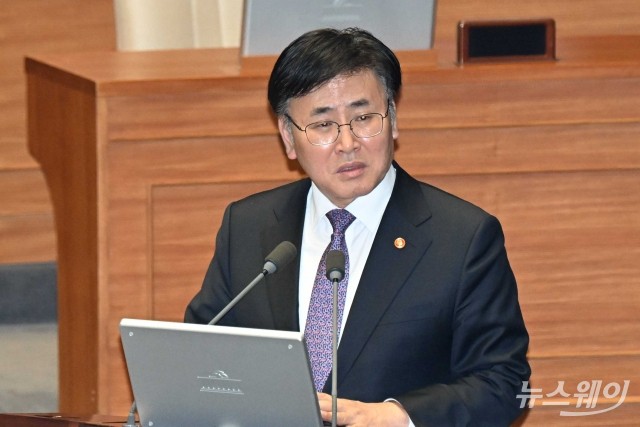 경제분야 대정부질문 답변하는 유상임 과기부 장관