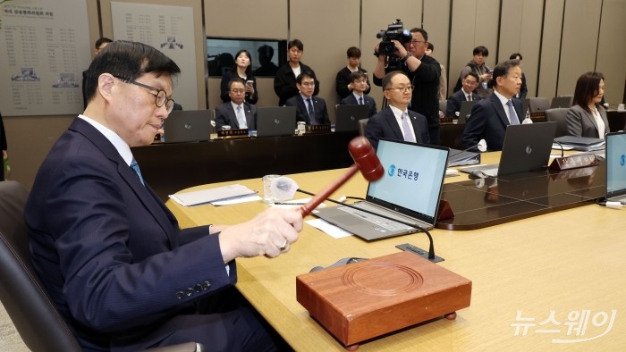 이창용 한국은행 총재가 17일 서울 중구 한국은행 본관에서 열린 금융통화위원회 본회의에 개회를 선언하는 의사봉을 치고 있다. 25.04.17. 사진공동취재단 사진=사진공동취재단