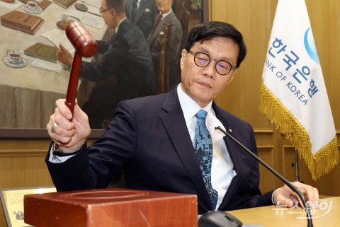 한은, '제로 성장' 공포에도 기준금리 동결···&quot;환율 안정이 우선&quot;(종합)