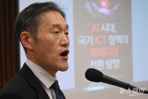 개회사 밝히는 허준 한국통신학회장