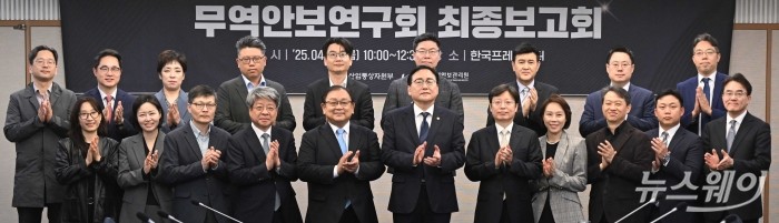 (앞 줄 오른쪽 여섯 번째)정인교 산업통상자원부 통상교섭본부장과 (앞 줄 왼쪽 다섯 번째)노재봉 무역안보연구회장을 비롯한 참석자들이 18일 오전 서울 중구 한국프레스센터에서 열린 무역안보연구회 최종 보고회에서 기념촬영을 하고 있다. 사진=강민석 기자 kms@newsway.co.kr