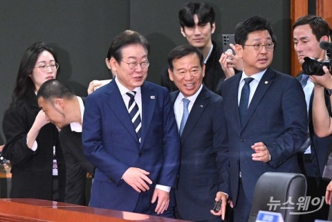 밝은 미소로 자본시장 활성화 간담회 들어서는 이재명 대선 후보·서유석 금투협회장