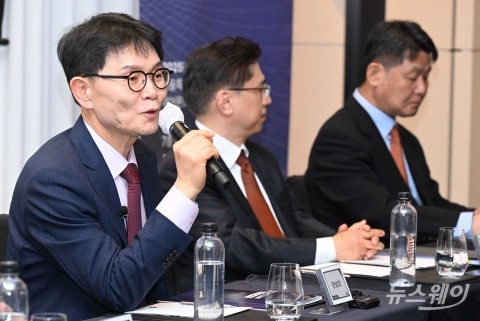 취재진 질의답변 하는 전성호 솔루엠 회장