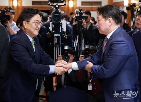 악수 나누는 우원식·박찬대·최태원