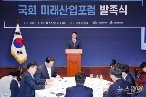 '국회미래산업포럼' 첫 연사 맡은 최태원 회장···&quot;파격적인 규제 혁신과 발상 전환 필요&quot;