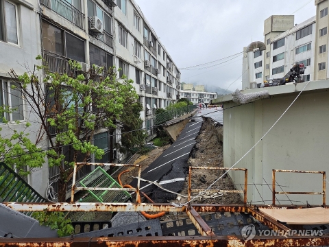 남양주 아파트 주차장 옹벽 붕괴···차량 6대 파손