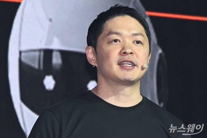 최성환 SK네트웍스 사업총괄 사장 겸 나무엑스 EA(Executive Advisor)가 23일 오전 서울 광진구 그랜드워커힐에서 열린 AI 웰니스 로보틱스 브랜드 '나무엑스(NAMUHX)' 브랜드 론칭 쇼케이스에서 '웰니스 로봇'을 소개하고 있다. 사진=강민석 기자 kms@newsway.co.kr
