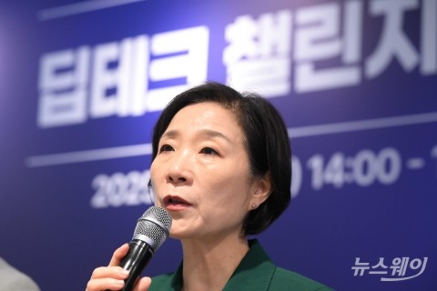 오영주 장관 &quot;딥테크 중소벤처기업 혁신에 지원 나설 것&quot;