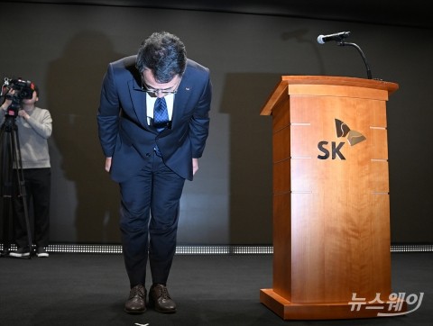 '유심 정보 유출' 사과하는 유영상 SK텔레콤 대표