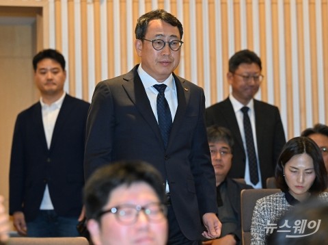 SK텔레콤 유심 정보 유출 사고···유영상 대표 직접 사과