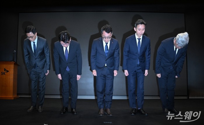 유영상 SK텔레콤 대표를 비롯한 임원들이 25일 서울 중구 SKT타워에서 지난 22일 발생한 해킹공격으로 가입자 유심(USIM) 정보가 유출된 것과 관련해 고개 숙여 사과하고 있다. 사진=이수길 기자 Leo2004@newsway.co.kr