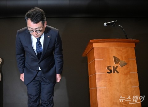 해킹 사태 고개 숙인 SKT 유영상 &quot;2480만 고객 유심 무상 교체&quot;