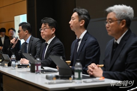 'SKT 유심해킹사태' 취재진의 질문에 답하는 SK텔레콤