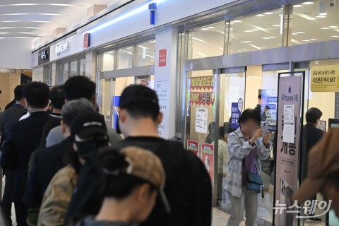 'SK텔레콤 해킹 포비아'...유심교체로 북적이는 T매장