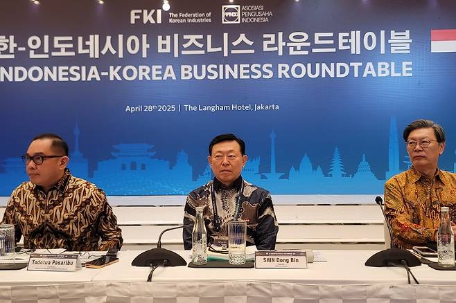 (왼쪽부터)토도투아 파사리부 인도네시아 투자부 차관과 신동빈 롯데그룹 회장, 김창범 한국경제인협회 부회장이 28일(현지시간) 인도네시아 자카르타 랭햄 호텔에서 열린 '한-인도네시아 비즈니스 라운드테이블'에 참석하고 있다. 사진=연합뉴스