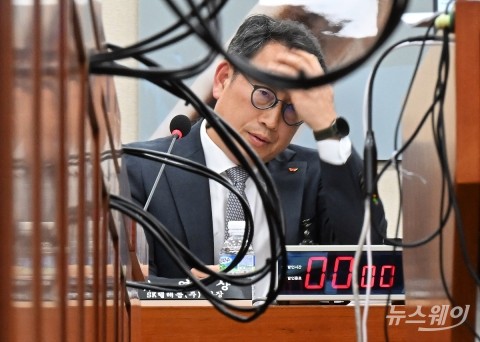 꼬여버린 SKT 유심 해킹···유영상 대표 &quot;최악 경우 전체 가입자 정보 유출 가능성도 대비&quot;