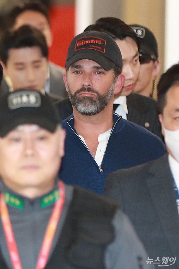 도널드 트럼프 미국 대통령의 장남 트럼프 주니어가 30일 저녁 인천 중구 인천국제공항 제1여객터미널을 통해 출국하고 있다. 그의 이번 1박 2일 방한 일정은 정용진 신세계그룹 회장의 초청 일환으로 주요 대기업 총수와 릴레이 단독 면담 등을 마쳤다. 사진=강민석 기자 kms@newsway.co.kr