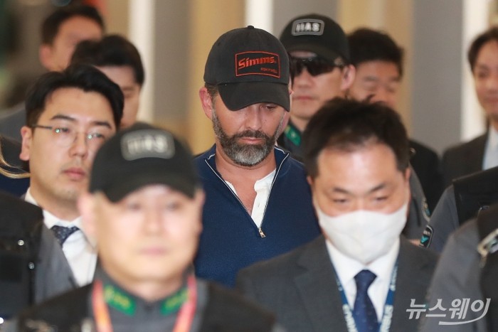 도널드 트럼프 미국 대통령의 장남 트럼프 주니어가 30일 저녁 인천 중구 인천국제공항 제1여객터미널을 통해 출국하고 있다. 그의 이번 1박 2일 방한 일정은 정용진 신세계그룹 회장의 초청 일환으로 주요 대기업 총수와 릴레이 단독 면담 등을 마쳤다. 사진=강민석 기자 kms@newsway.co.kr