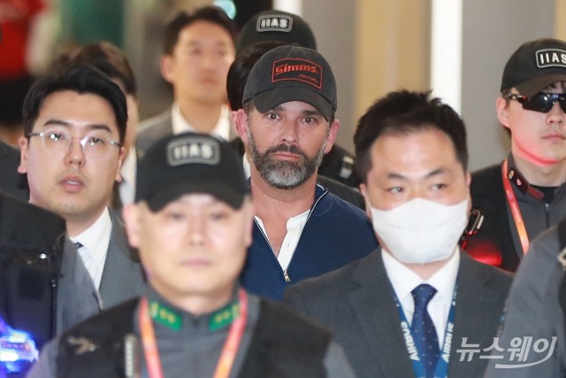 '재계 총수 극비 면담' 마치고 출국길 향하는 트럼프 주니어