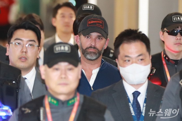 도널드 트럼프 미국 대통령의 장남 트럼프 주니어가 30일 저녁 인천 중구 인천국제공항 제1여객터미널을 통해 출국하고 있다. 그의 이번 1박 2일 방한 일정은 정용진 신세계그룹 회장의 초청 일환으로 주요 대기업 총수와 릴레이 단독 면담 등을 마쳤다. 사진=강민석 기자 kms@newsway.co.kr